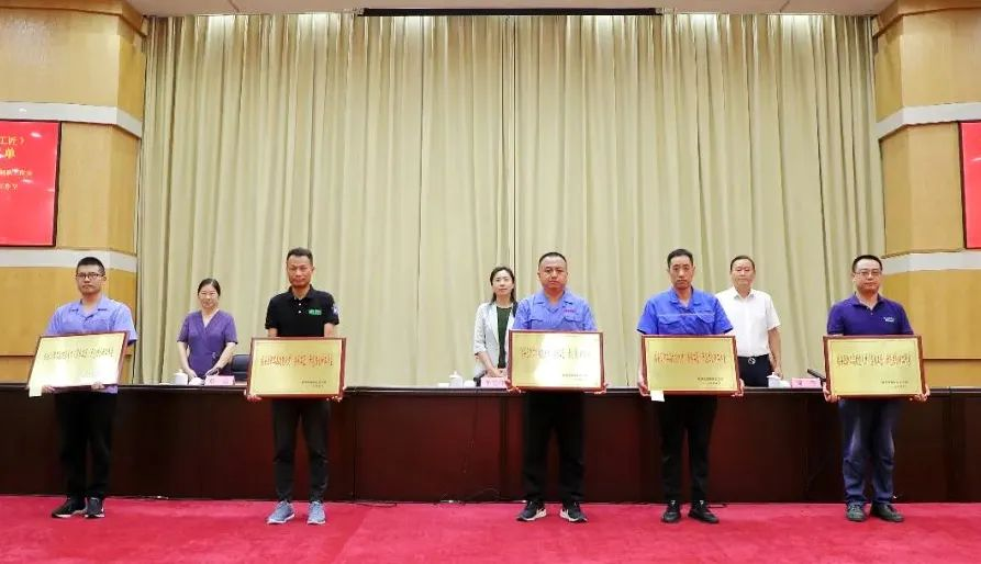 燈塔式人物丨技能大師郎冠軍，照亮萬馬高壓事業(yè)